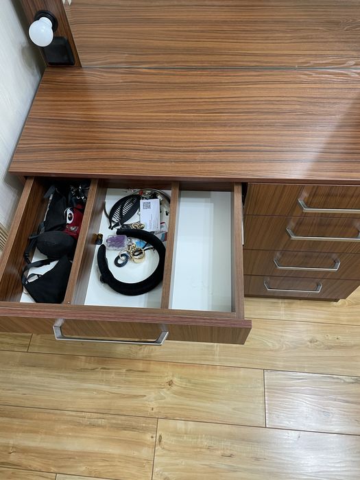 Туалетный гримерный столик с подсветкой и ящиками