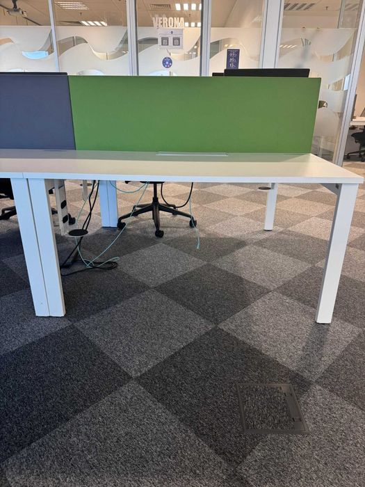 Birou operational cu picioare metalice