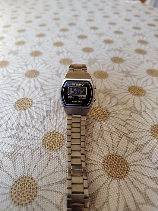 Продавам три часовника