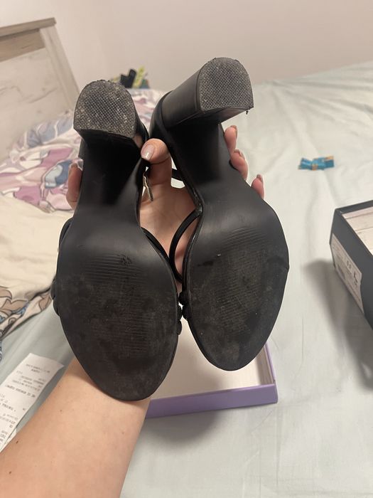 Сандали на висок ток