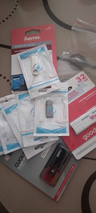 Stick  de 16 gb cu muzică