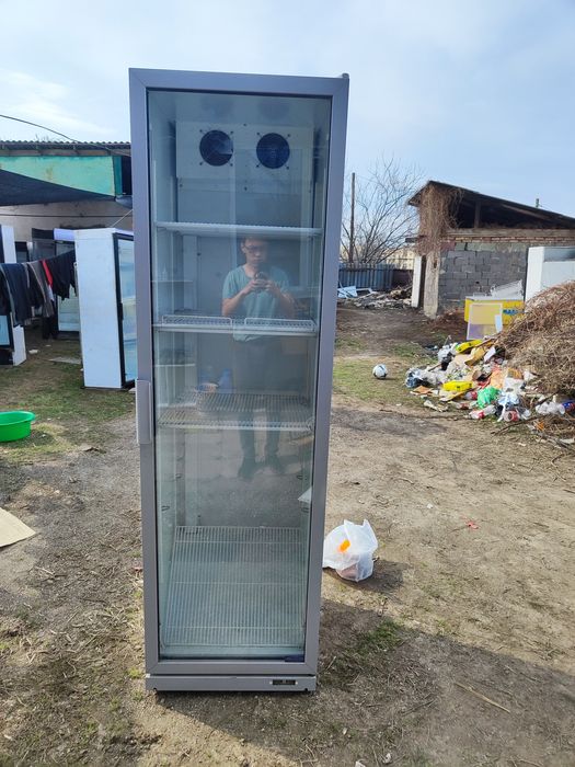 Продам витринный холодильники
