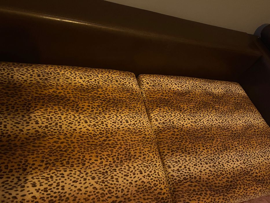 Кожен диван с животински принт