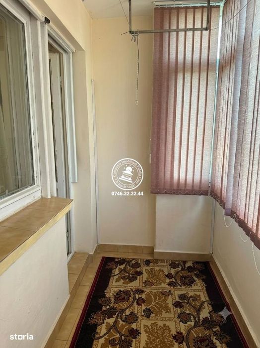 Apartamen 3 camere de vanzare, semidecomandat, etaj intermediar - Podu