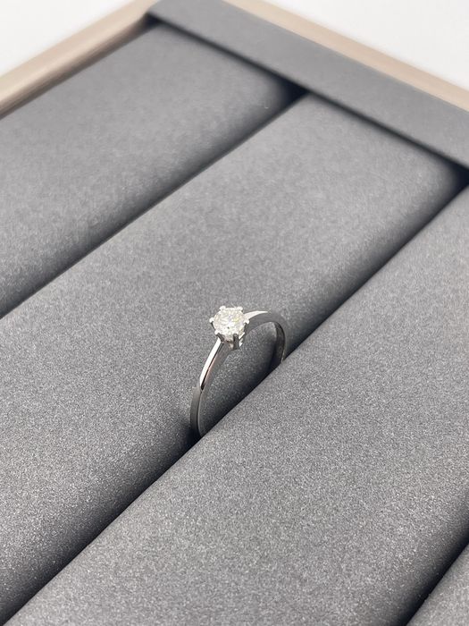 Обручальное кольцо из белого золота