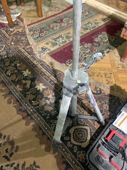 лазерный уровень новый за 580 тыш брал со стойкой