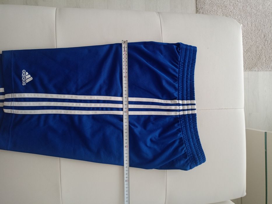Vând bermude sport Adidas produs de calitate superioara mărimea L.