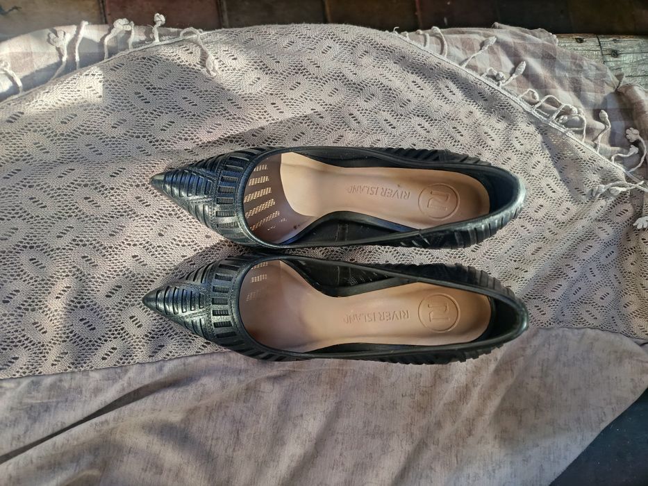 Vând pantofii de damă superbi din piele naturala model deosebit