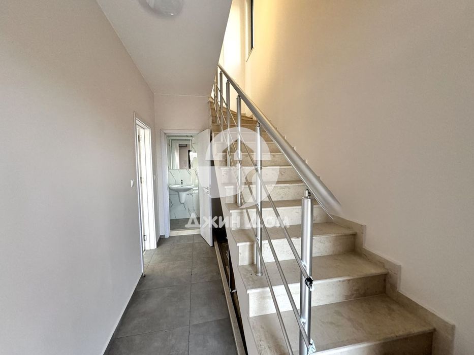 Двуетажна къща в к-с „Виктория Авеню“, гр. Поморие