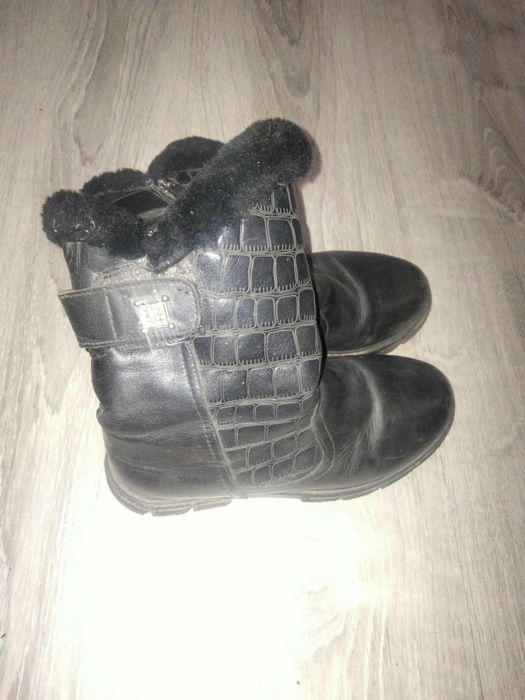 Продам зимнию детскую  обувь