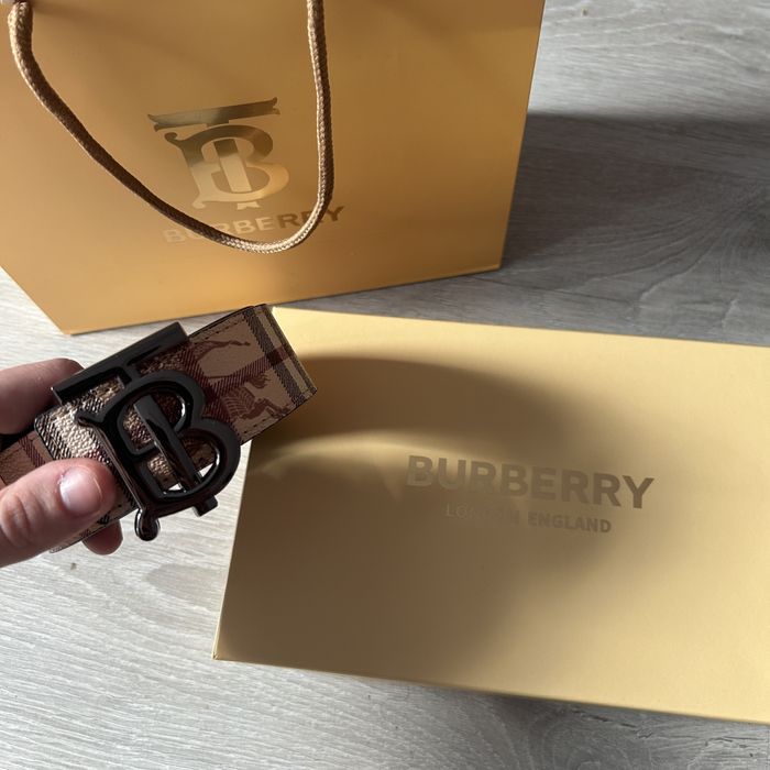 Curea Burberry noua