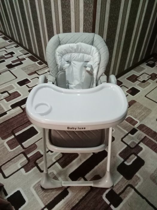 Kolaska va ovqat yidgan stul