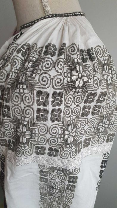 REDUCERE PRET 25%! Costum popular (ie/camasa, valnic/fota/catrinta/zad