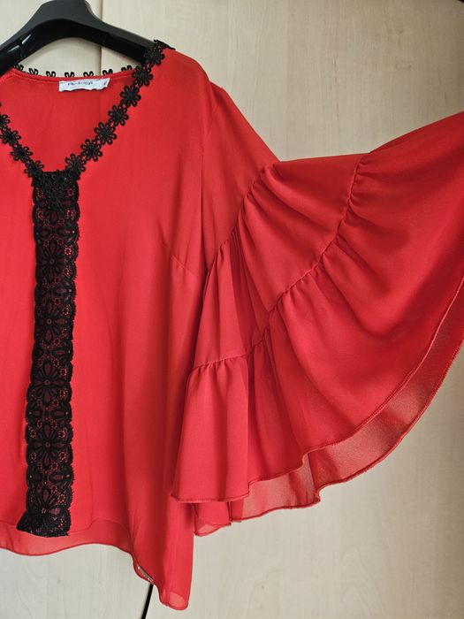 Червена блуза с оригинален ръкав