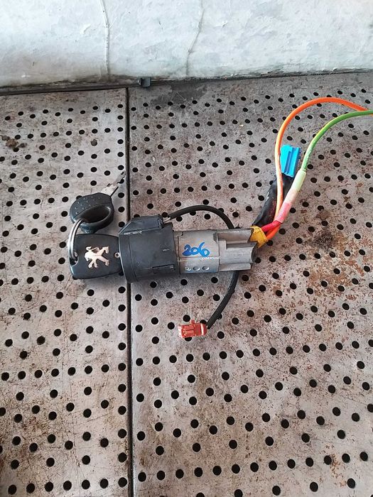 Contact auto cu cheie peugeot 206 2002 9641551180