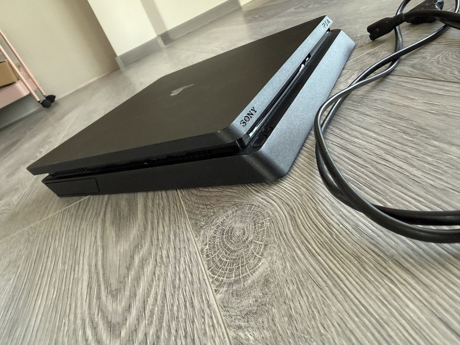 Ps4 slim със три джойстика
