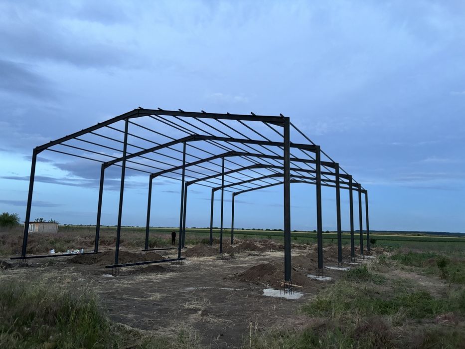 Hale metalice la gata cu panouri Sandwich