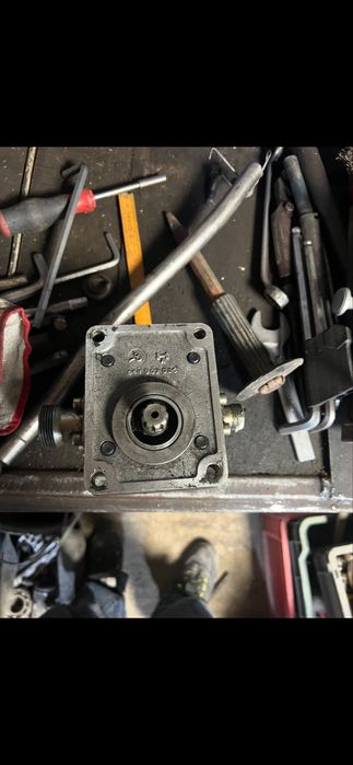 De vanzare diferite pompe hidraulice pentru utilaje sau excavatoare