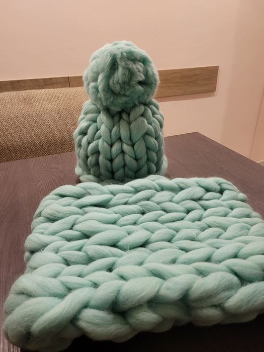 Прекрасни  шапки ръчно изработени от мериносова вълна.