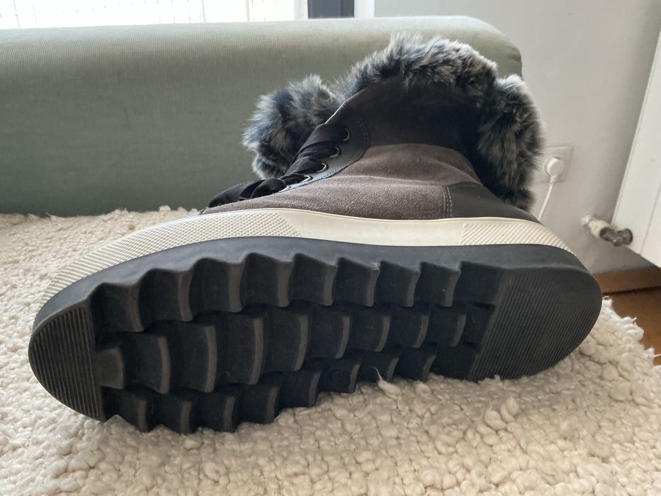 Ghete de piele intoarsa cu blanita decorativa si captusite cu blana 38
