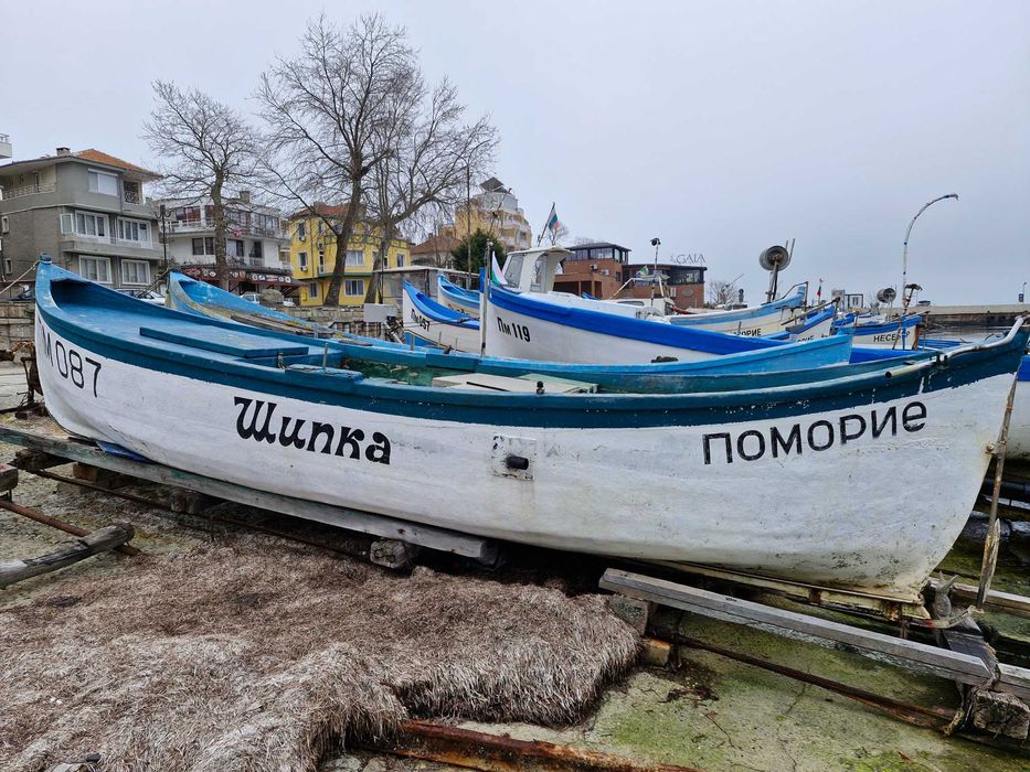 Продава се дървена рибарска лодка със стоянка в гр. Поморие.