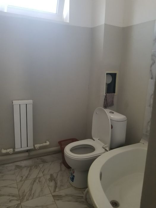 Qorasuvda korzinka yonida 3 xona ijaraga 
 5 qavatli dom
 4 -qavatida