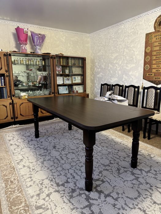 Гостинный деревянный стол