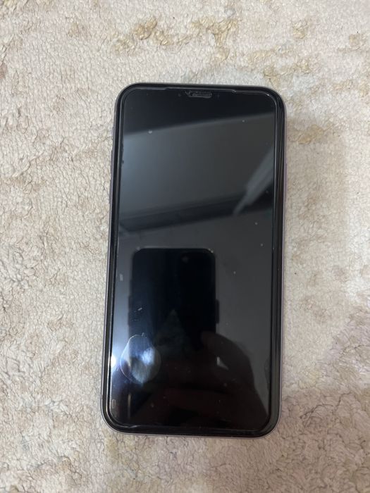 IPhone 11 с чехолом и кабелем