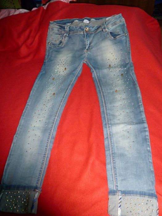 XL страхотни дънки с капси и черепи