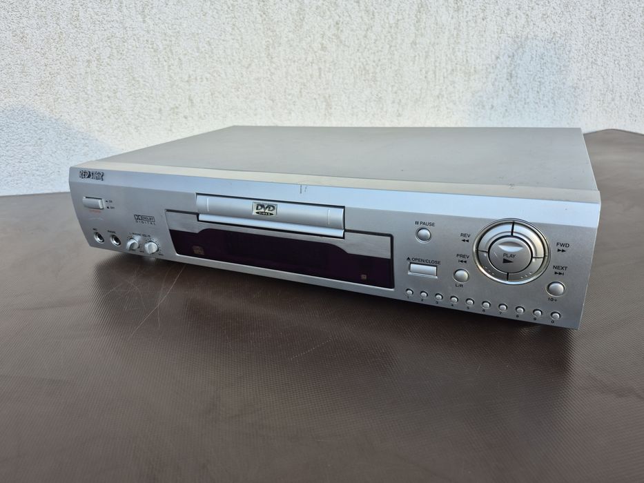 Vand DVD  marca RED STAR model NO.230,CLASS I LASER PRODUCT,made in Slovakia 
Compact disc Digital VCEC


-