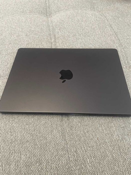 Apple MacBook Pro 14" M3 Pro - Performanță Excepțională