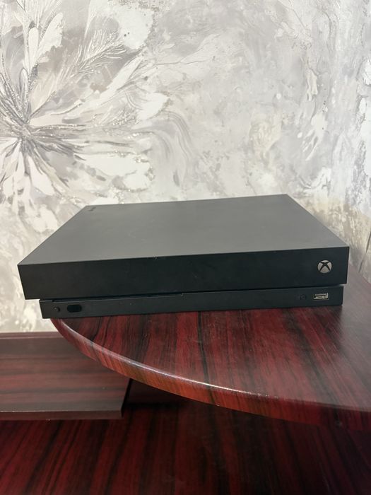 Продам Xbox one x один геймпад