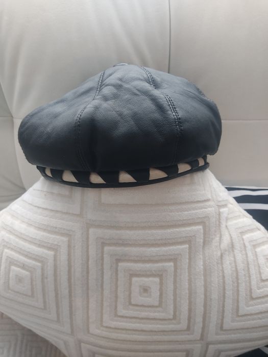 Отдам зимние шапки, шарфы