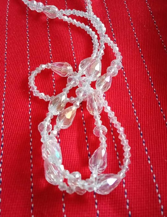 Продам бусы, броши