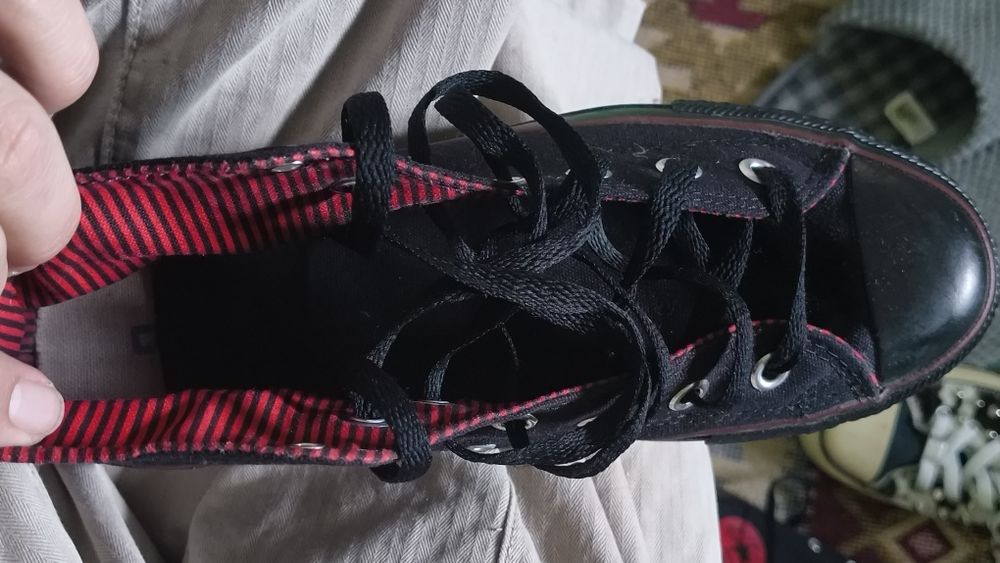 Converse negru cu vișiniu