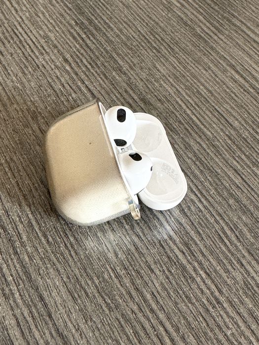 Продам наушники AirPods 3