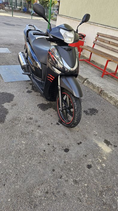 Продавам скутер Honda SH 300i