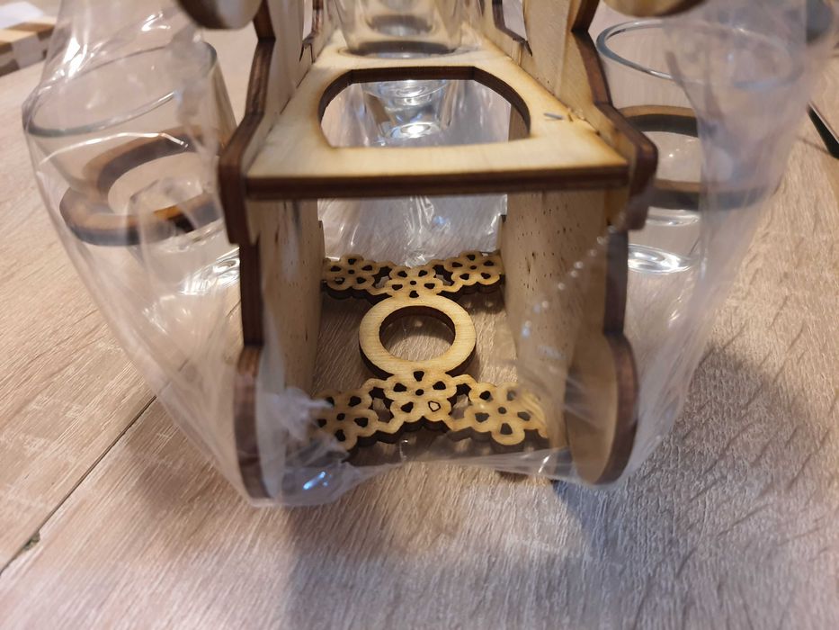Suport iepuraș din lemn cu pahare pentru sticlă