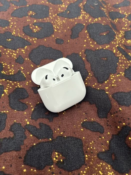 Airpods 4 cu noise cancelling