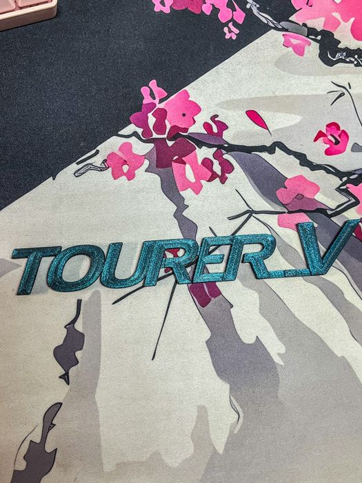 шильдик Tourer V сделаный на 3д принтере