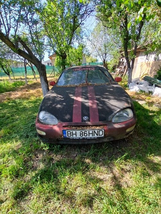 Mazda MX3, 1600 cmc, din ianuarie 1992, pentru piese sau recondiționare.Stă în curte de câțiva ani, are geamul spart