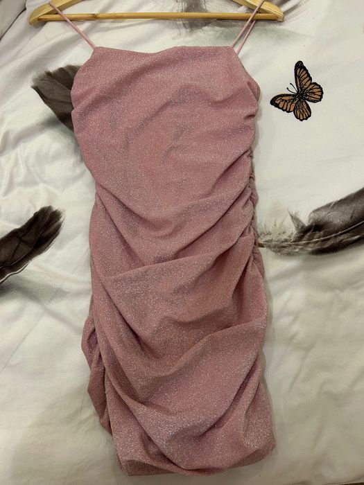 Розова дамска рокля.