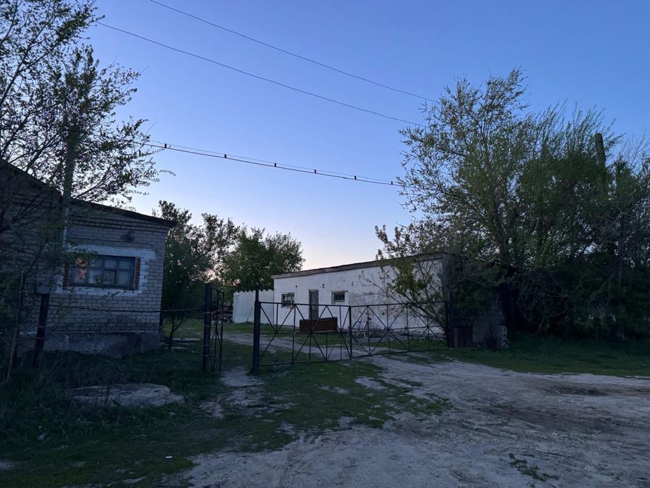 Дом с базой в п. Родниковка