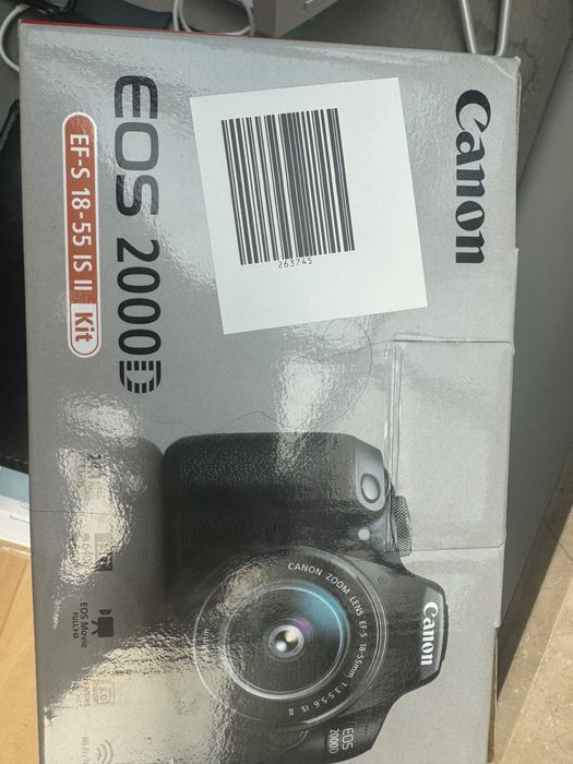 Фотоапарат Canon EOS2000D с обектив