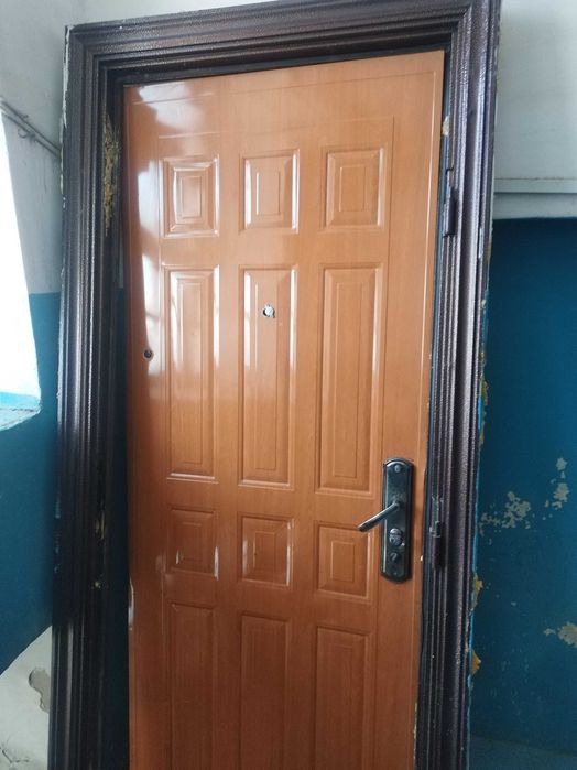 Входной железный дверь