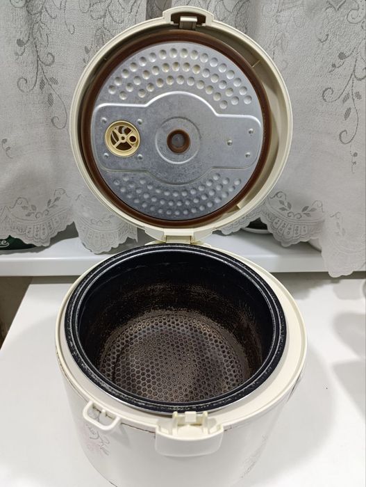 Продается кашеварка Midea