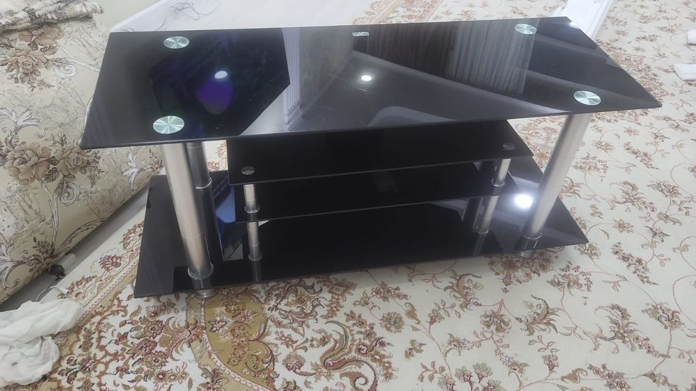Стеклянная тумба под телевизор