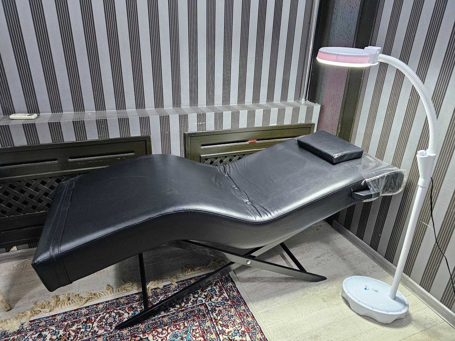 Новая кушетка и лед свет напольный