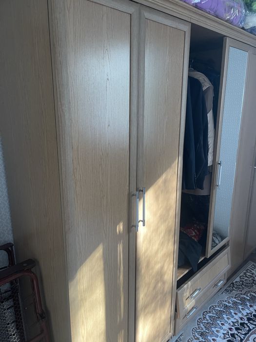 Огромный шкаф для одежд и хранение