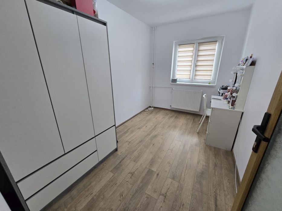 Apartament 3 camere, decomandat, zona Păltiniș - Peneș Curcanul
